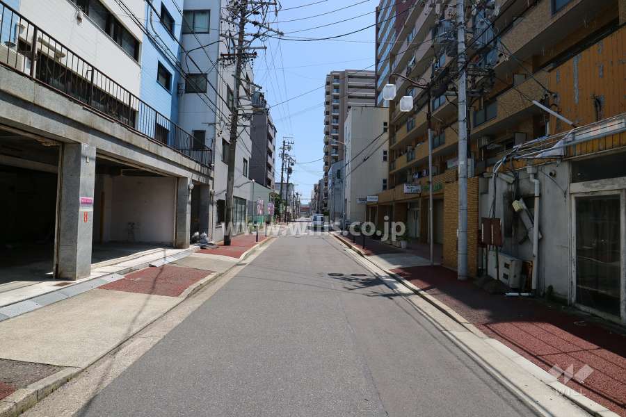 敷地東側の前面道路（北側から）