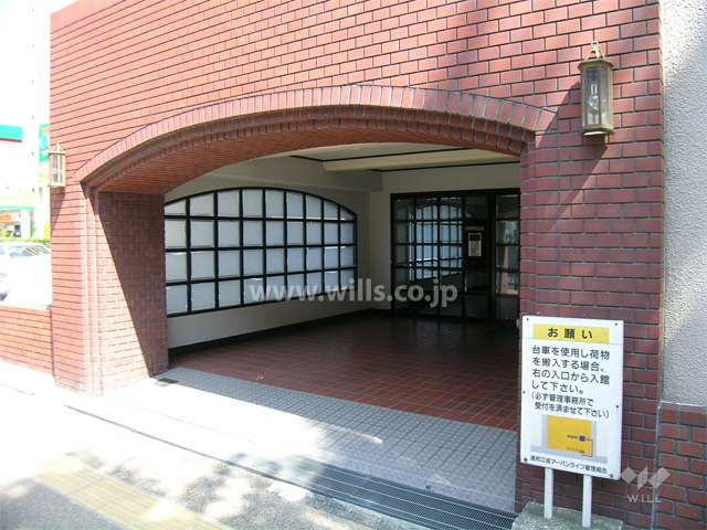 タイル張りのエントランス