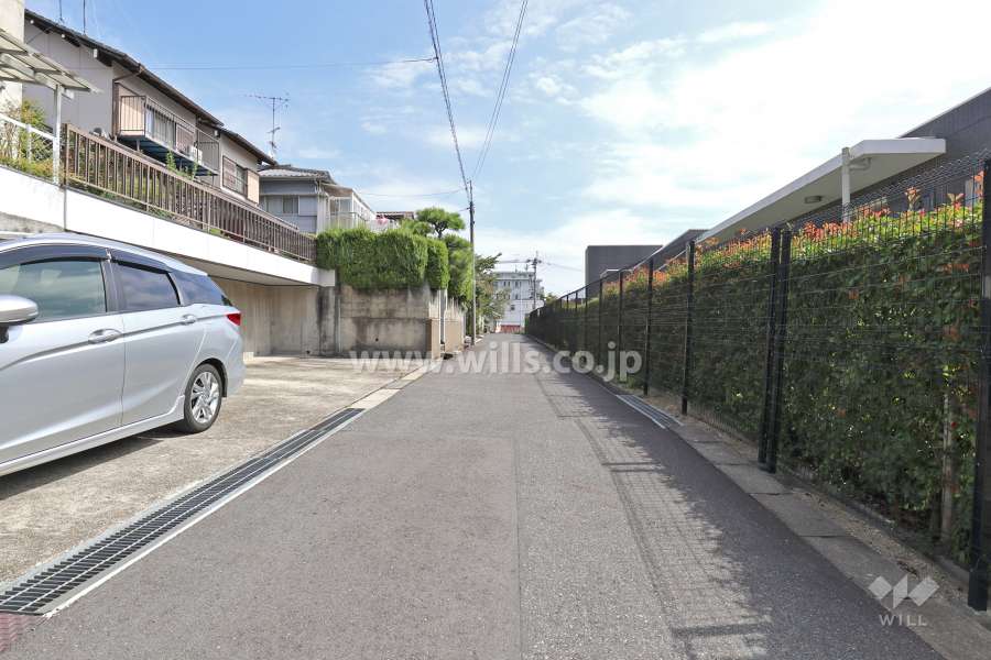 敷地北側の前面道路（西側から）