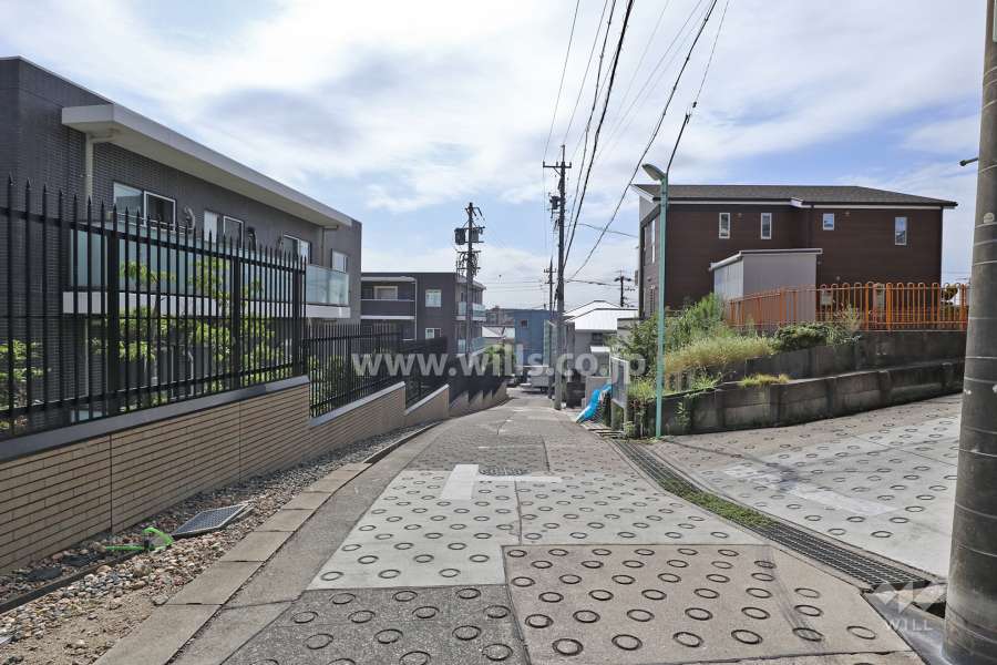 敷地西側の前面道路（北側から）