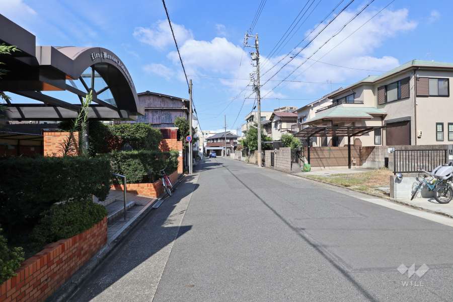 敷地南東側の前面道路（南西側から）