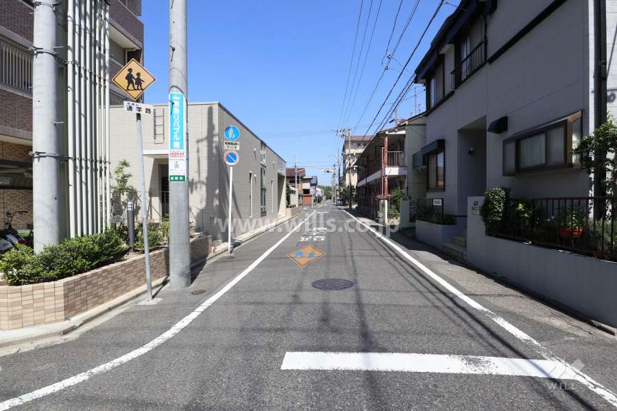 敷地東側の前面道路（南側から）