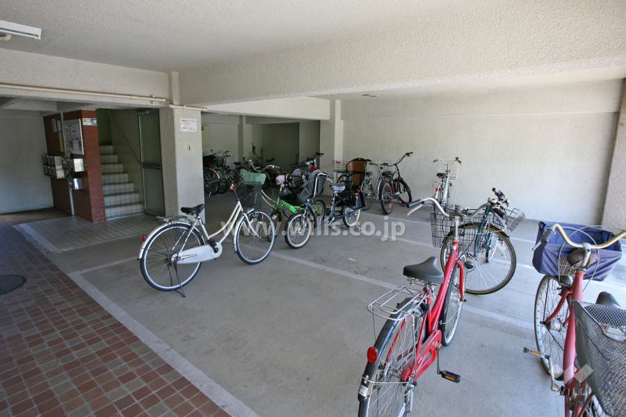 屋内に設けられた駐輪場