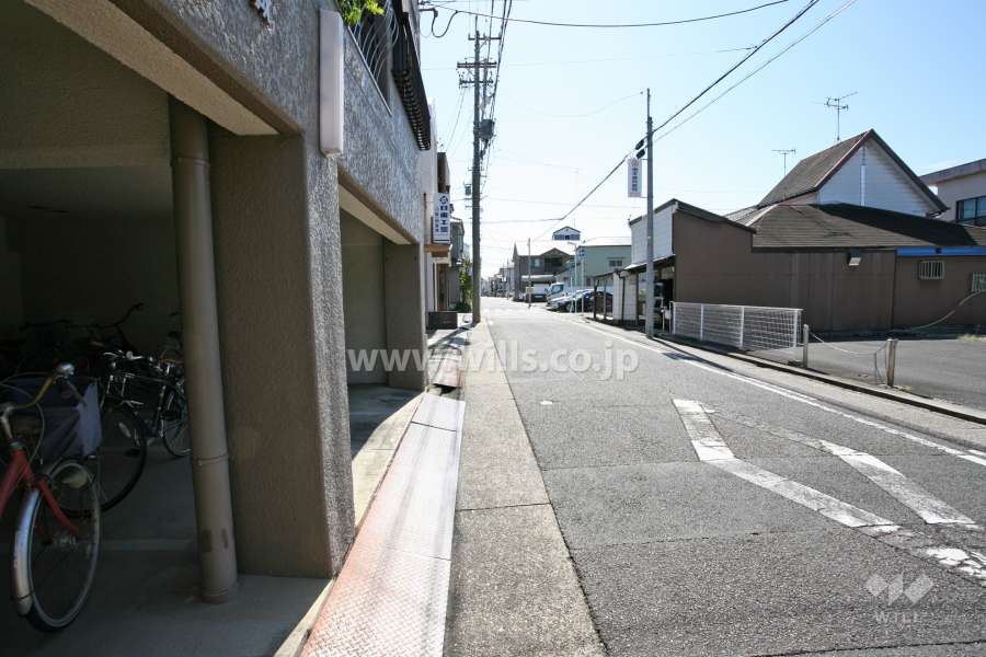 敷地西側の前面道路（北側から）
