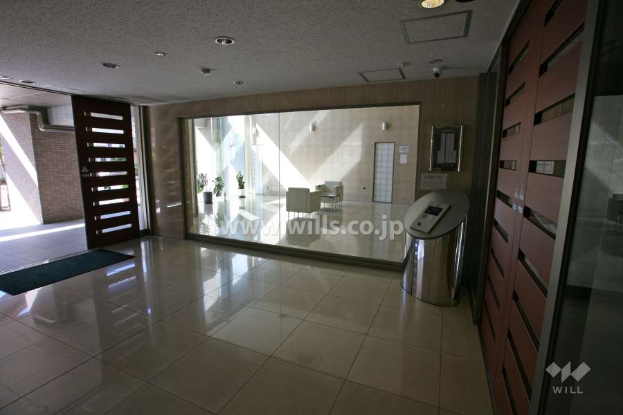 エントランスはオートロック付きです。