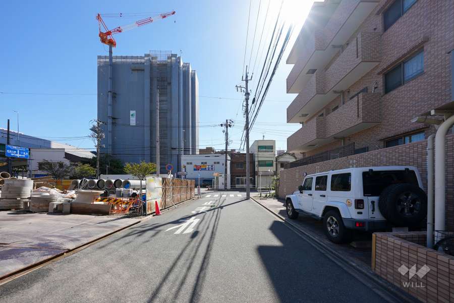 敷地東側の前面道路（北側から）