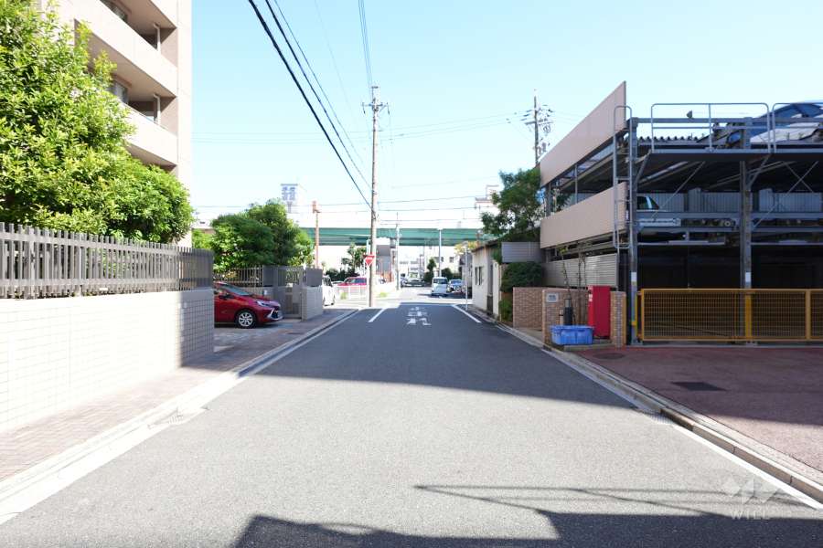 敷地北側の前面道路（西側から）