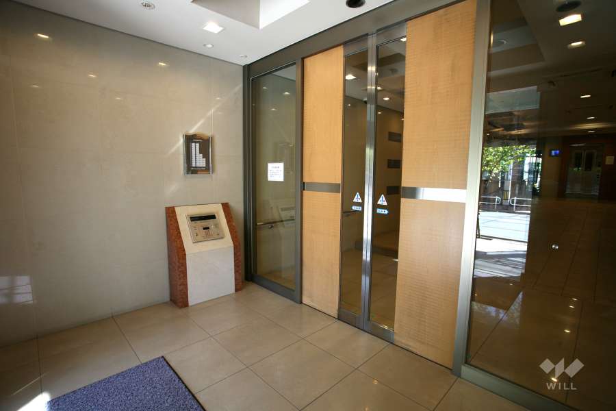 エントランスはオートロック付きです。