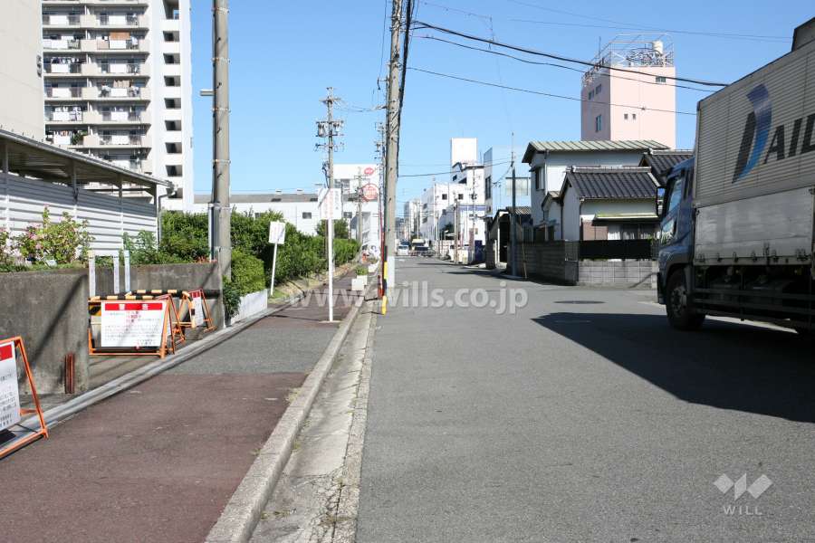 敷地東側の前面道路（南側から）