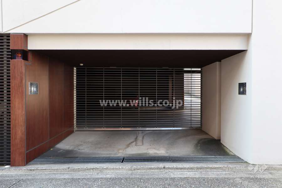 駐車場出入り口（リングシャッター付き）