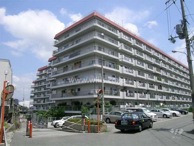 千里レックスマンションA棟の外観（南西側から）と駐車場入り口