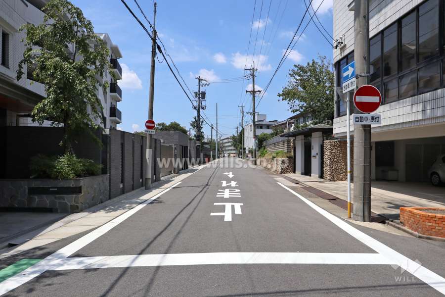 敷地北側の前面道路（東側から）