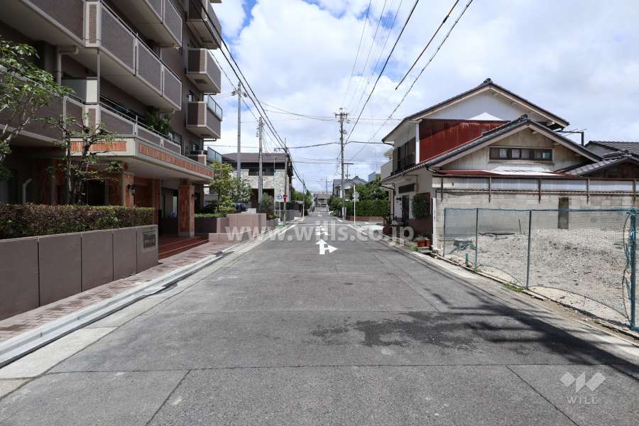 敷地東側の前面道路（南側から）