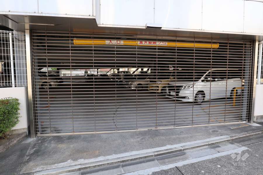 駐車場の出入り口（ゲート付き）