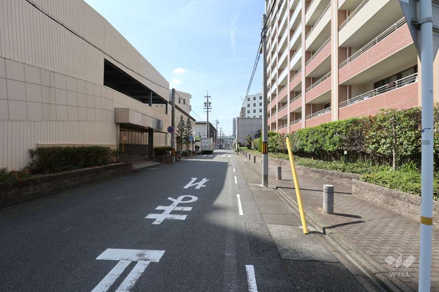 敷地南側の前面道路（東側から）