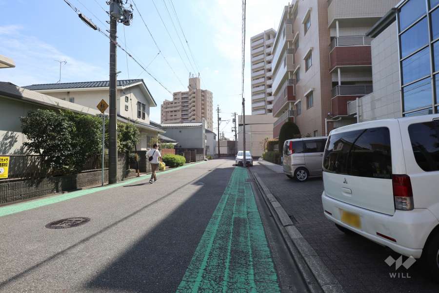 敷地東側の前面道路（北側から）