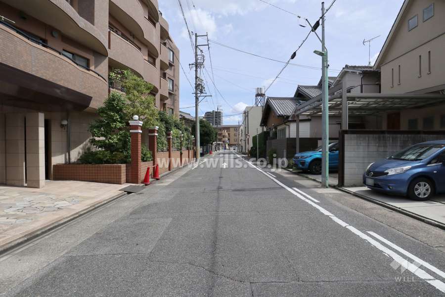 敷地西側の前面道路（北側から）