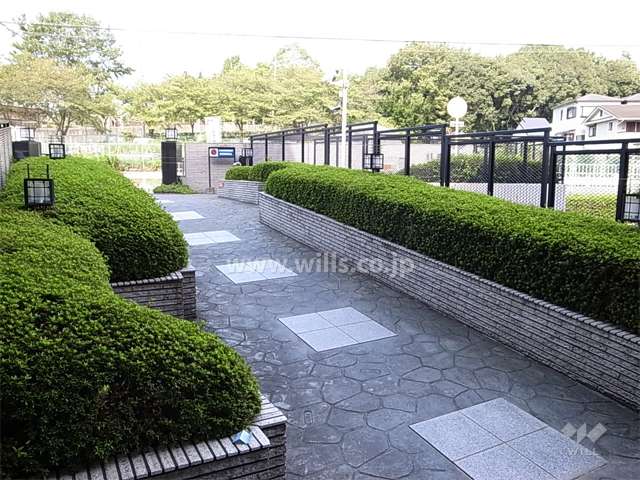 エントランスアプーチから北方向を見る。すぐ北側には植物園があります。