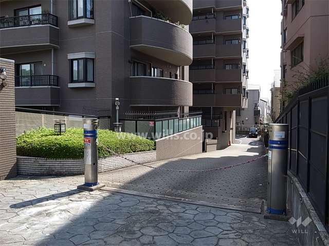 駐車場の入り口はロボットゲート付きです。