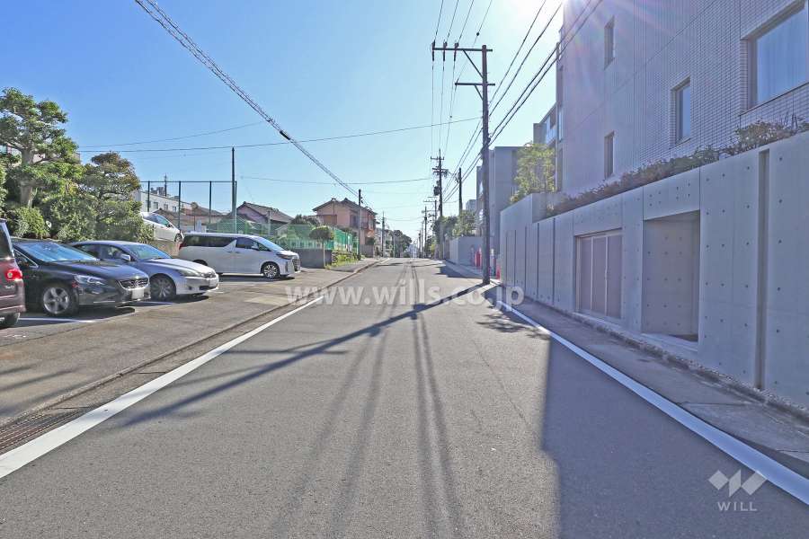 敷地北側の前面道路（西側から）