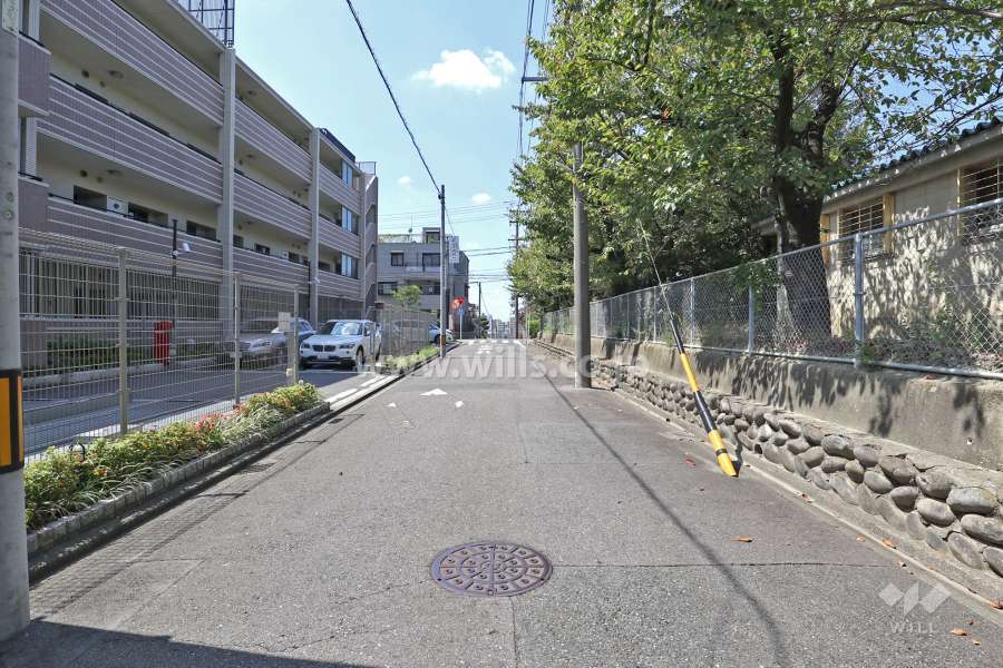 敷地北側の前面道路（東側から）