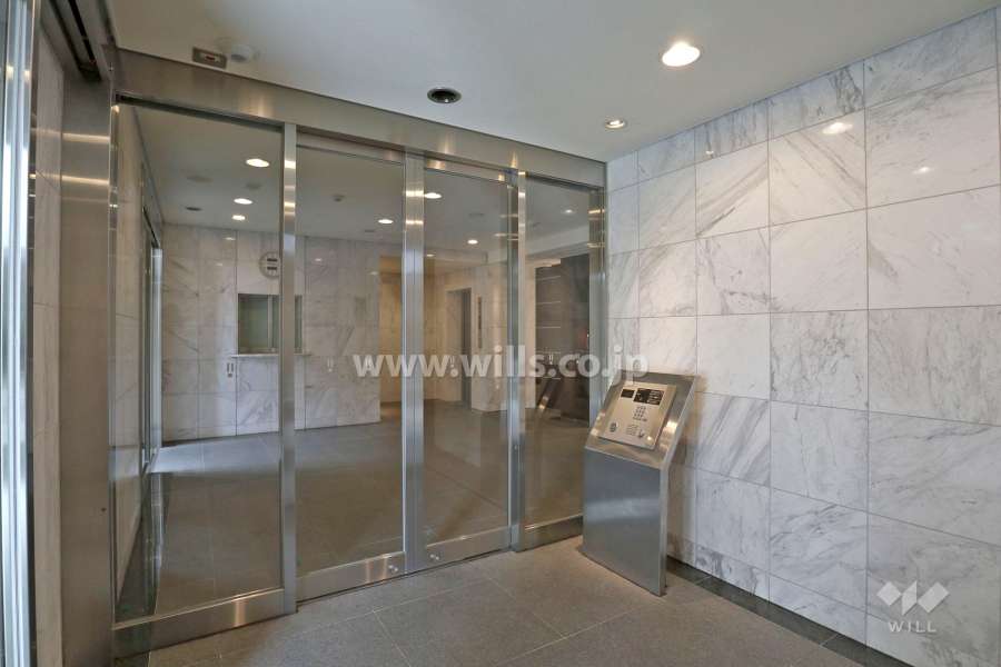 エントランスはオートロック付きです。