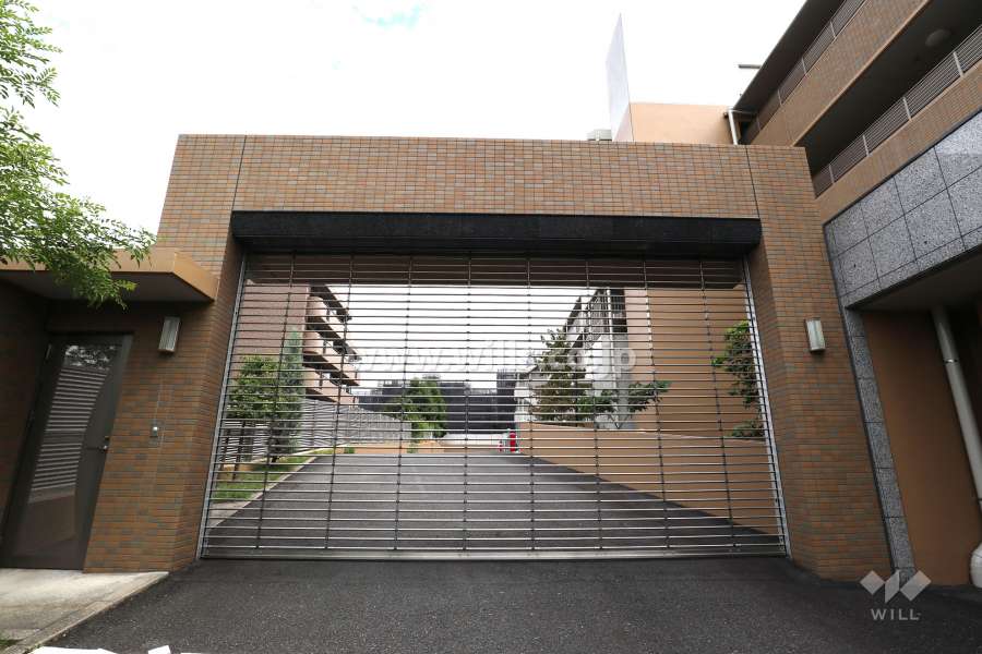 駐車場出入り口（リングシャッター付き）