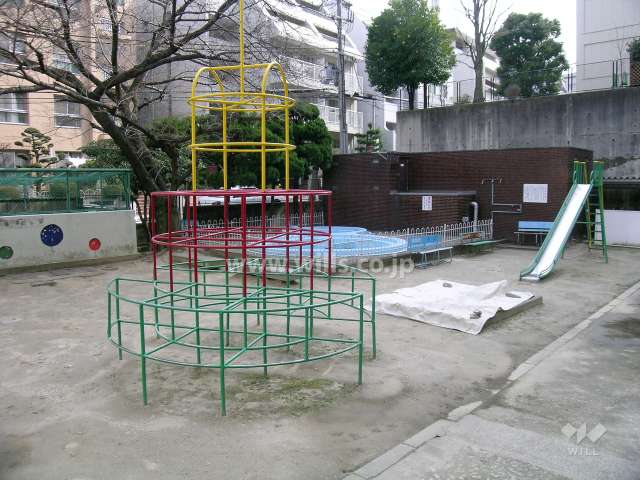 プールもある敷地内の公園