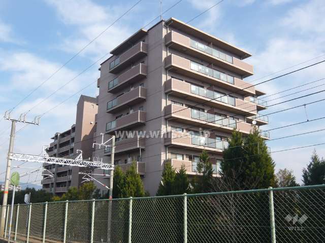 パレスエクセル仁川の外観（南西側から）　敷地の西側には阪急今津線が走っています。