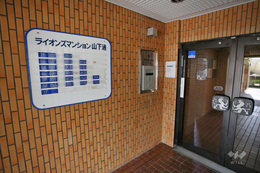 エントランスはオートロック付きです。