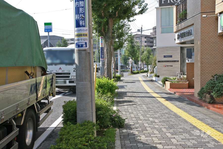 敷地南東側の前面道路（北東側から）