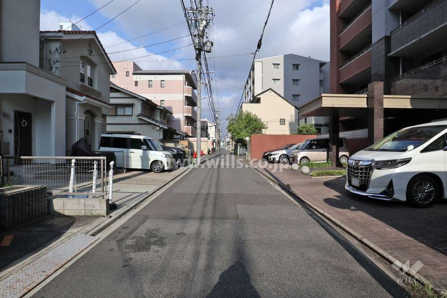 敷地南側の前面道路（東側から）
