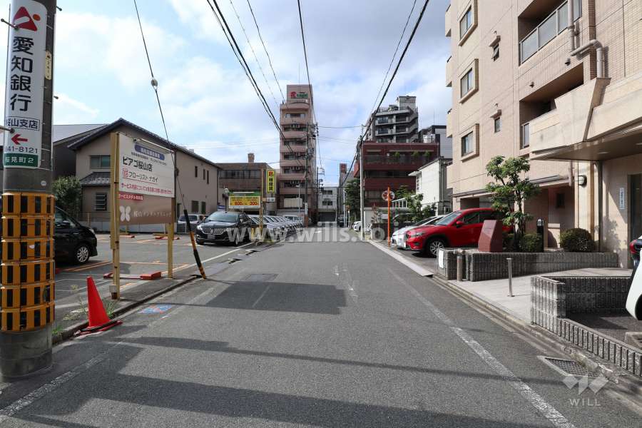 敷地東側の前面道路（北側から）