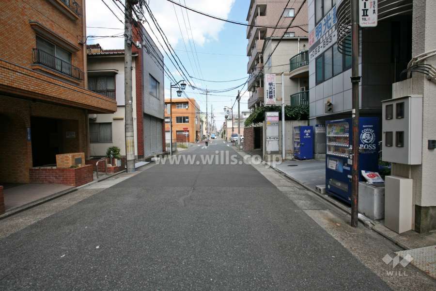 敷地東側の前面道路（南側から）