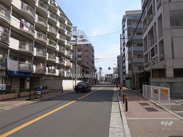 敷地南側は二車線の通りに面してます。