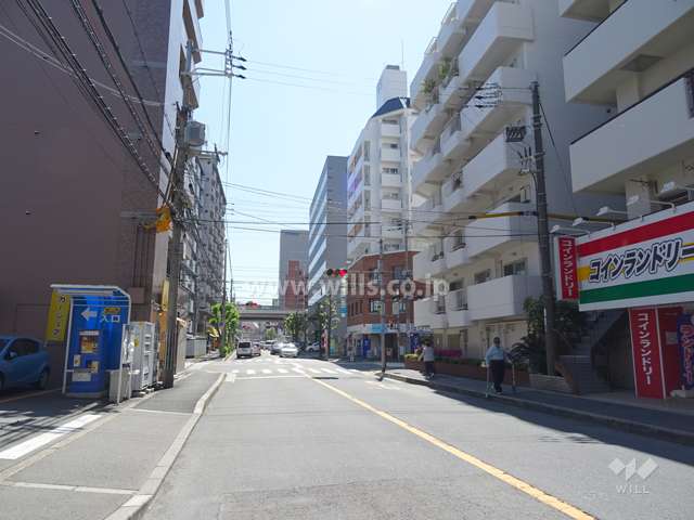 敷地北側の前面道路（西側から）。前方には新御堂筋の高架が見えます。