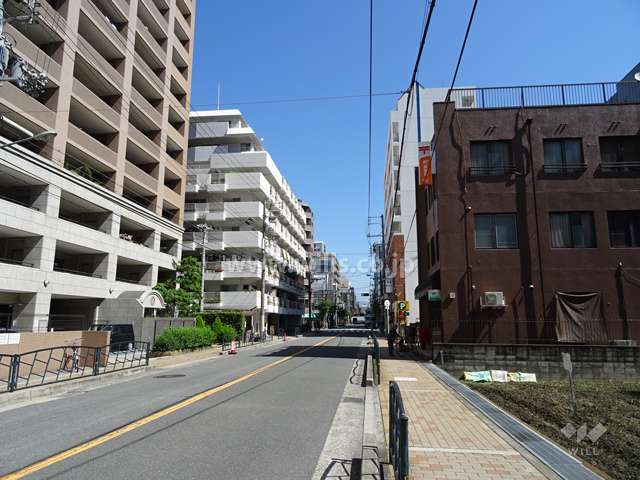 敷地東側の前面道路。通称「江坂ウエストサイドストリート」。マンションのほか、飲食店などの商業施設が立ち並んでいます。