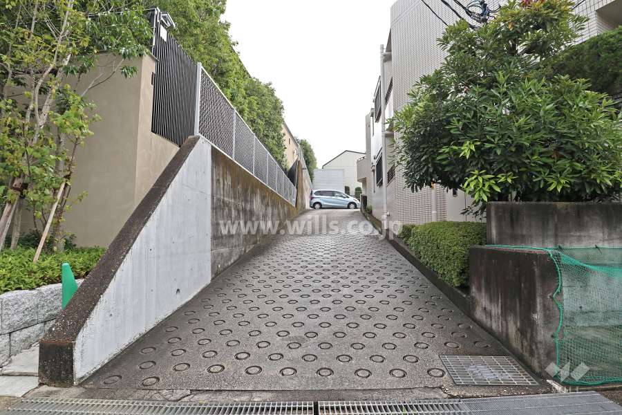 駐車場出入り口