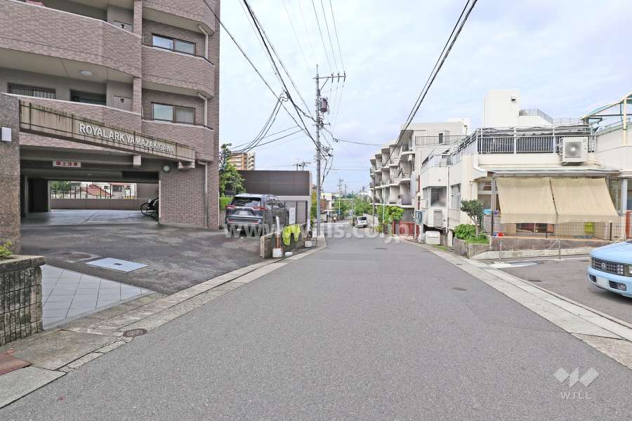 敷地北側の前面道路（東側から）