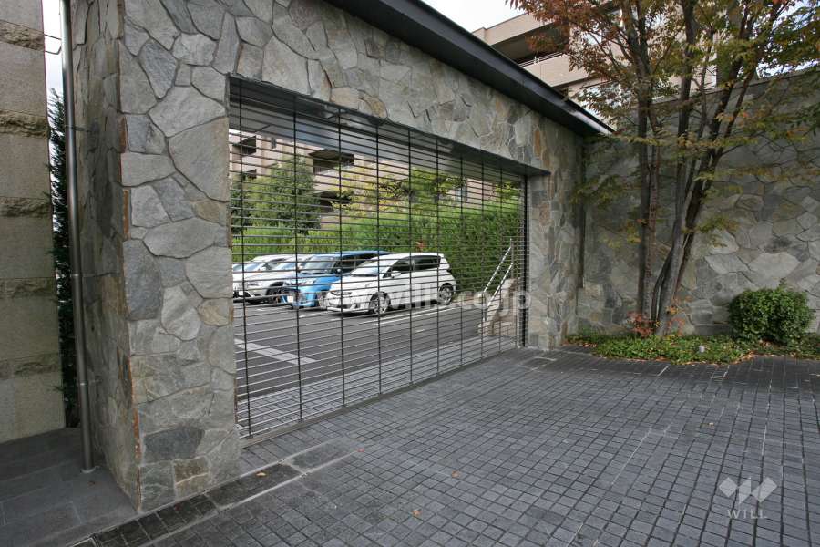 駐車場入り口(リングシャッター付き)