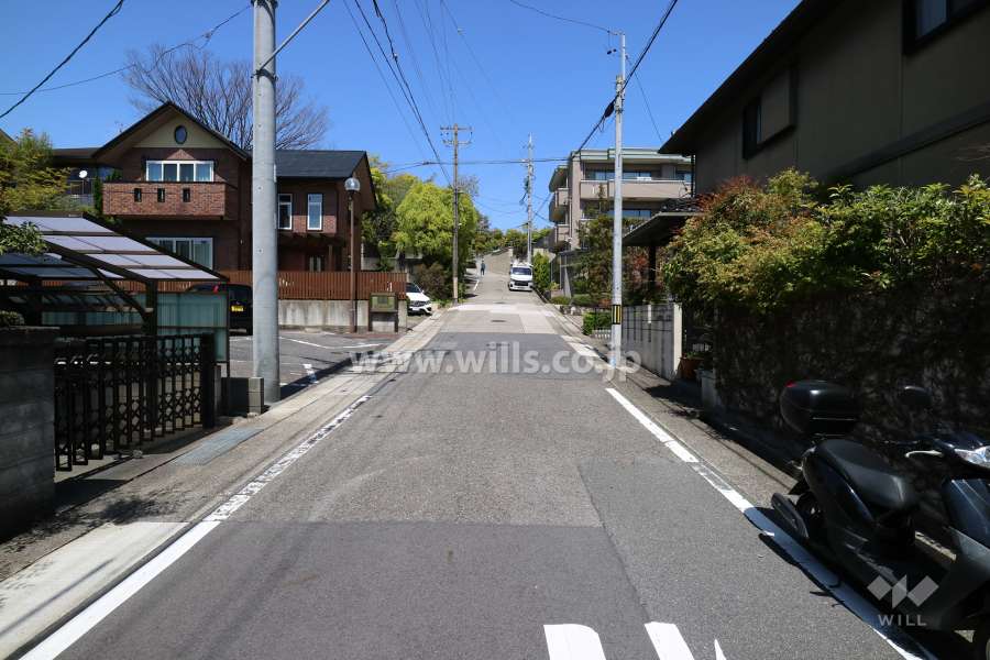 敷地東側の前面道路（南側から）