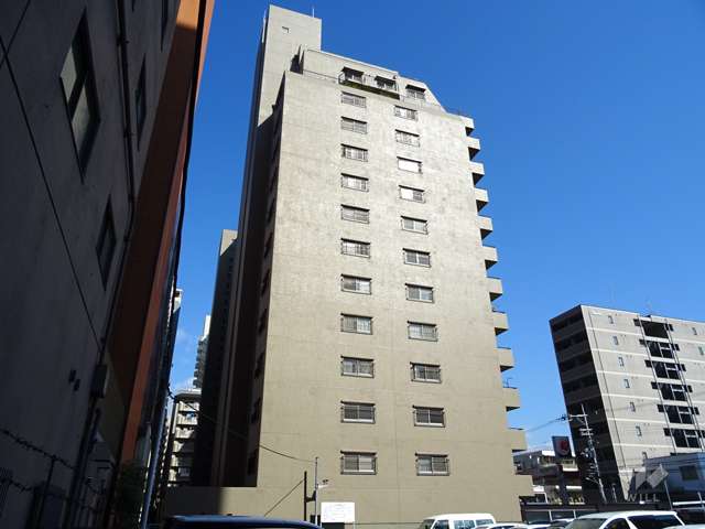 アーク江坂の外観（南側から）