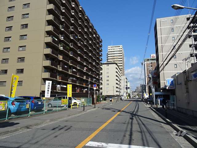 敷地東側の前面道路（南側から）