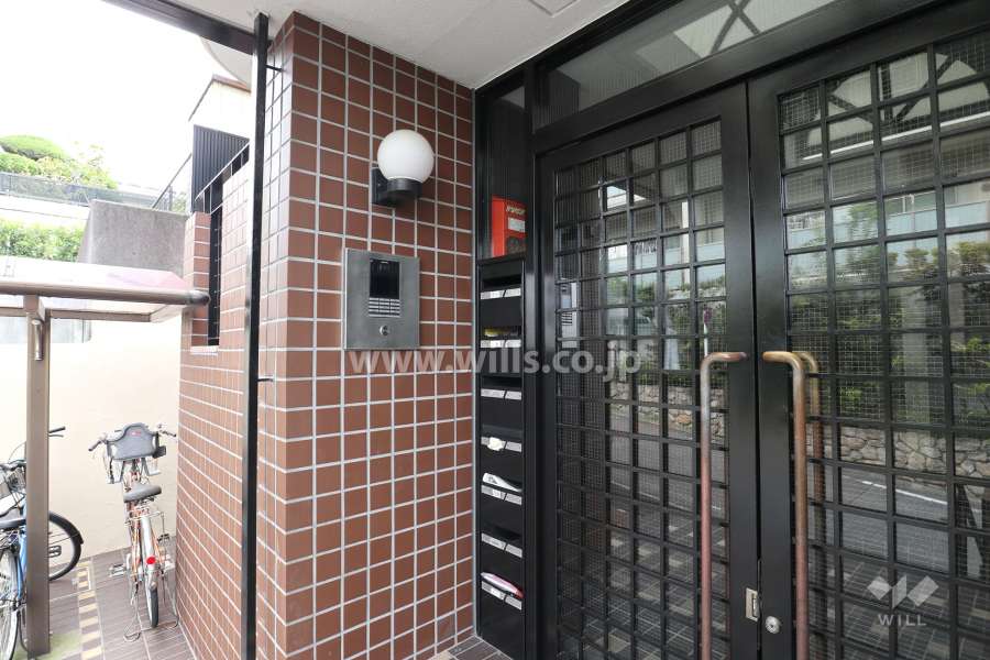 エントランスはオートロック付きです。