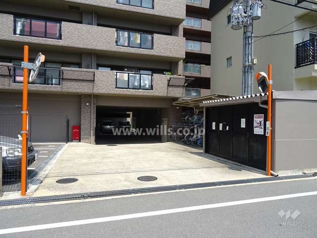 駐車場出入り口
