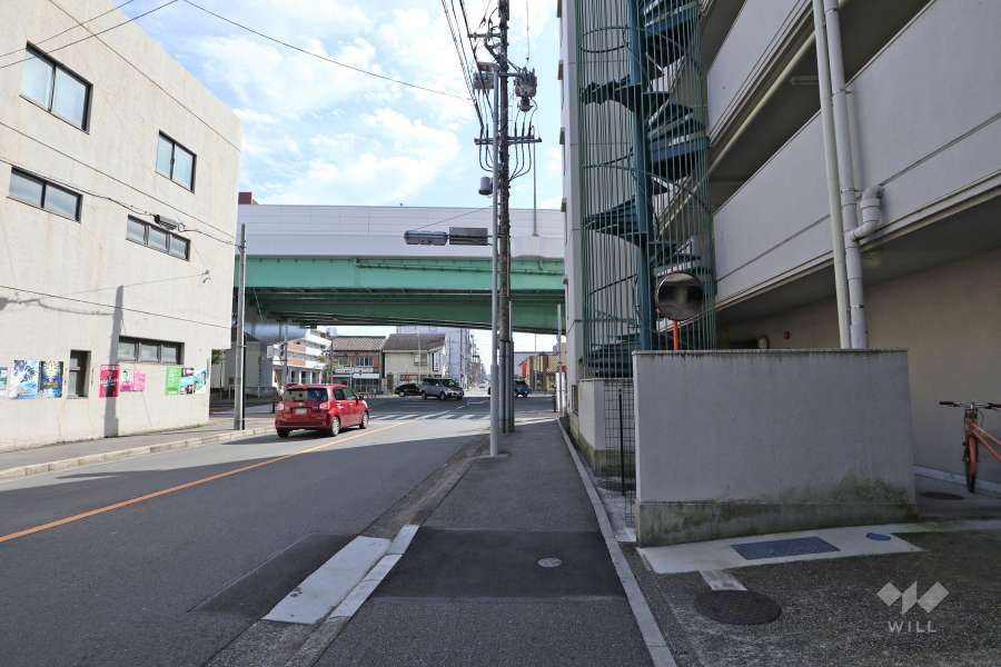 敷地の北側前面道路（西側から）