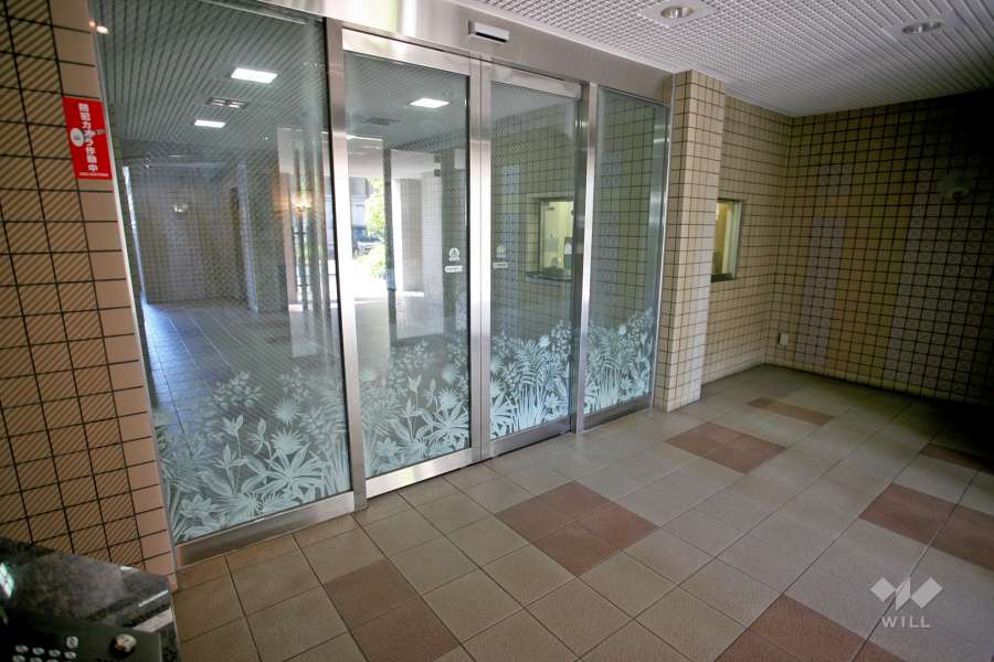 エントランスはオートロック付きです。