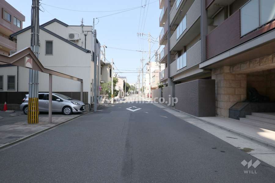 敷地南側の前面道路（東側から）