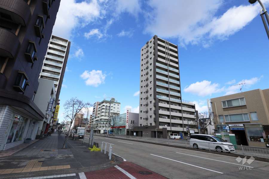 サンメゾン瑞穂通ELDOステーションレジデンスの遠景。周辺は住宅の他、店舗や事務所などが混在する街です。