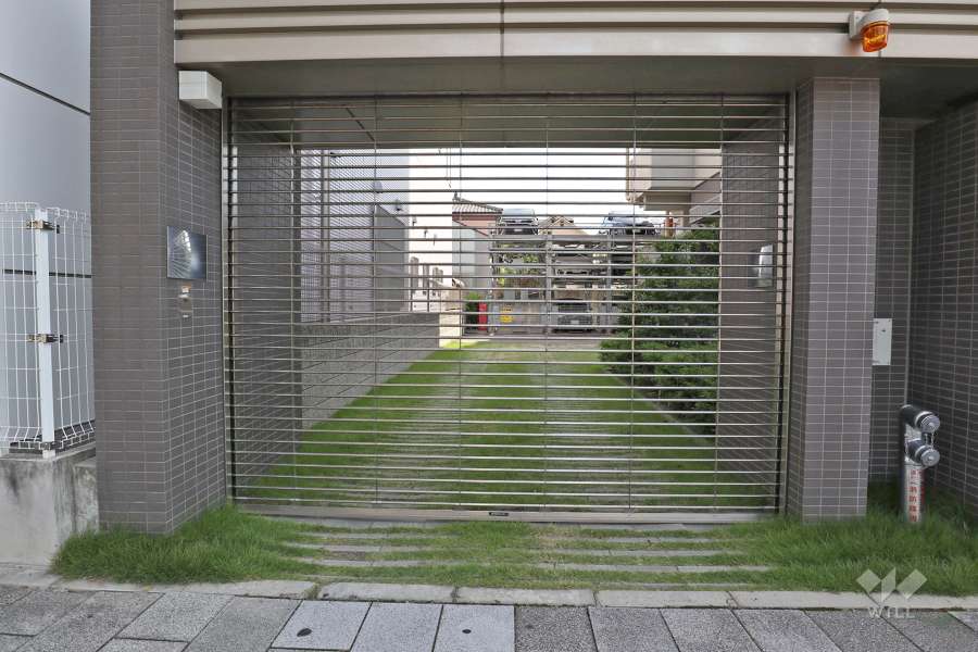 駐車場出入り口（リングシャッター付き）